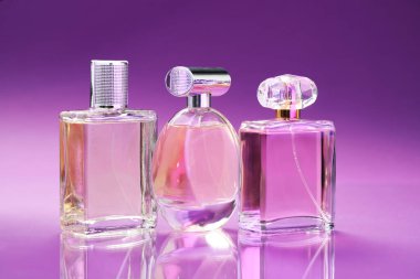 Renk eğimine karşı ayna yüzeyinde parfümlü şişeler, yakın plan