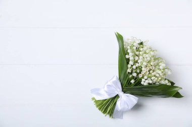 Beyaz ahşap arka planda, vadinin güzel çiçekleri, üst manzara. Metin için boşluk