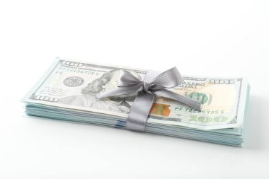 Para bonusu. Beyaz üzerinde yay olan dolar banknotları