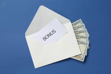 Mavi arka planda para ve kelime bonusu ile zarf, üst görünüm