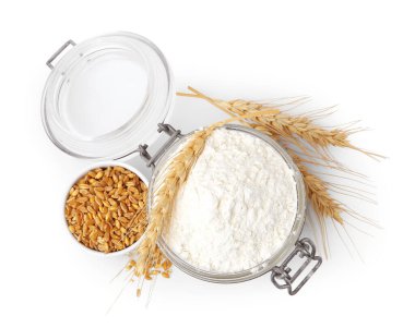 Buğday unu, tahıl ve çiviler beyaza izole edilmiş.