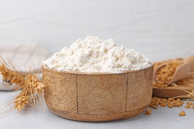 Buğday unu, tahıl ve çiviler beyaz masada, yakın plan.