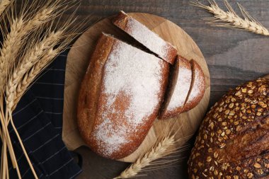 Taze pişmiş somunlar ve çiviler ahşap masada, düz yerde.