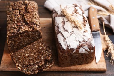 Taze pişmiş somunlar ve çiviler ahşap masada, yakın plan