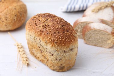 Taze pişmiş somunlar ve hafif desenli masada dikenler, yakın plan.