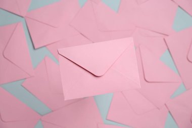 Cam yüzeyde güzel bir davetiye zarfı, üst manzara