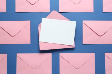 Mavi arka planda boş davetiye ve zarflar var. Tasarım için boşluk