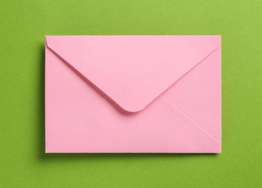 Yeşil arkaplanda güzel bir davet zarfı, üst görünüm