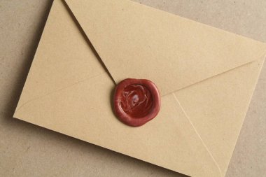 Kutusunda balmumu mühür olan güzel bir davetiye zarfı, üst görünüm