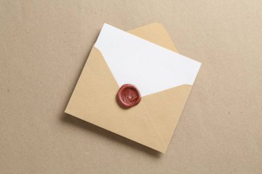 Karton üzerinde boş davetiye ve zarf, üst manzara. Tasarım için boşluk