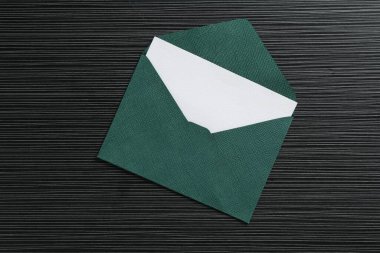 Siyah desenli masa üzerinde boş davetiye ve zarf, üst görünüm