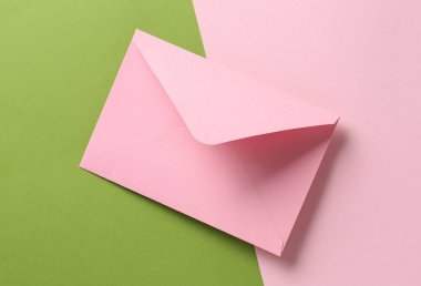 Renk arkaplanı ve üst görünümü için güzel bir davet zarfı