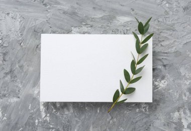 Boş davetiye kartı ve gri desenli masa, üst manzara. Metin için boşluk