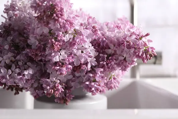 Mutfak lavabosunda güzel leylak çiçekleri, yakın çekim.