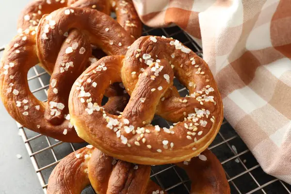 Gri masadaki tuzlu krakerler, üst tarafta.