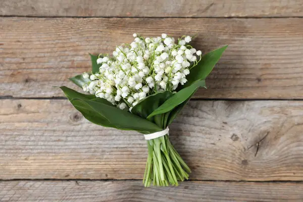 Ahşap arka planda, vadideki güzel zambak demeti.