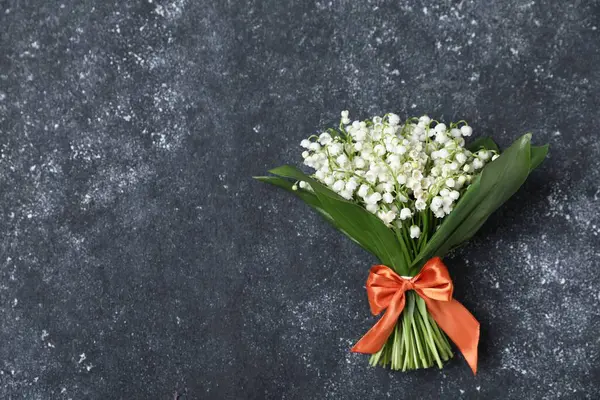 Siyah desenli arka planda güzel çiçekleri olan bir buket çiçek. Metin için boşluk