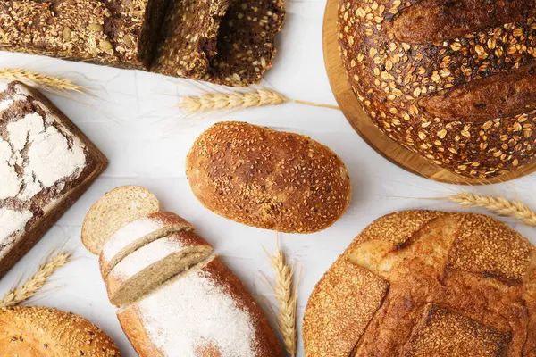 Taze pişmiş somunlar ve hafif desenli masaya çiviler, düz uzanmış.