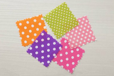 Beyaz ahşap masa üzerinde farklı kumaş örnekleri, düz yatıyordu.