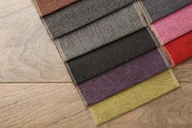 Tahta masadaki farklı kumaşlardan örnekler.