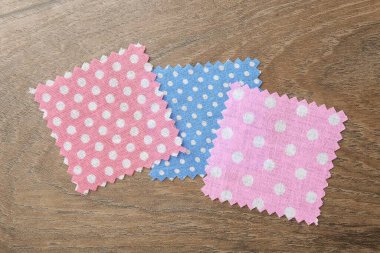 Tahta masadaki farklı kumaşlardan örnekler.