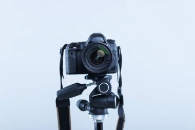 Açık gri arkaplanda modern profesyonel video kamera, yakın plan