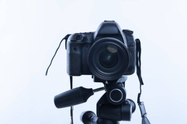 Beyaz arka planda modern profesyonel video kamera