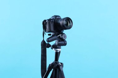 Açık mavi arkaplanda profesyonel video kamera