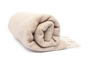 Beyaz üzerine izole edilmiş katlanmış bej yün battaniye.