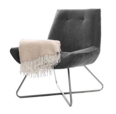 Beyaz üzerinde battaniyesi olan rahat bir koltuk.