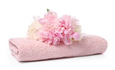 Yumuşak havlu ve şakayık çiçekleri beyaz üzerine izole edilmiş.