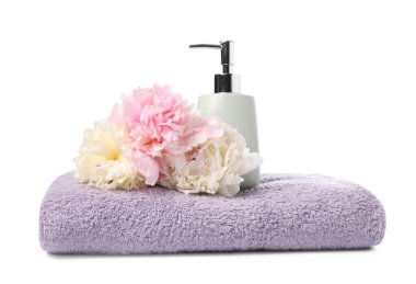 Yumuşak havlu, sıvı sabun ve beyaz üzerine izole edilmiş şakayık çiçeği.