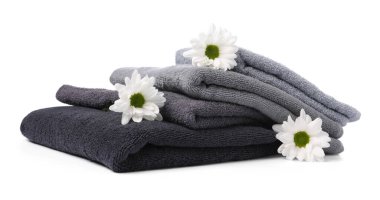 Yumuşak havlu yığını ve beyaz üzerine izole edilmiş kasımpatı çiçeği.