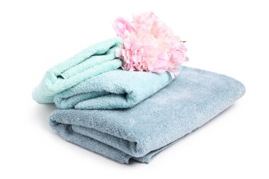 Yumuşak havlu yığını ve şakayık çiçekleri beyaz üzerine izole edilmiş.