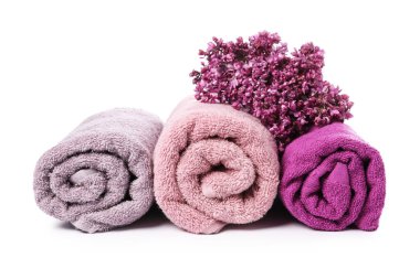 Yumuşak havlular ve beyaza ayrılmış leylak çiçekleri.