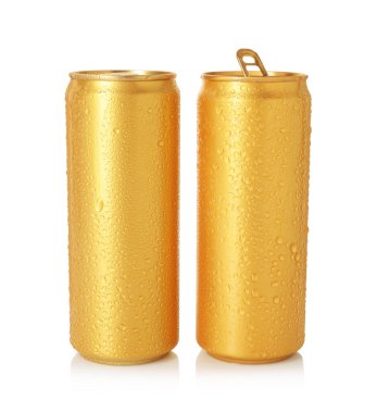 İki altın teneke kutu beyaza izole edilmiş