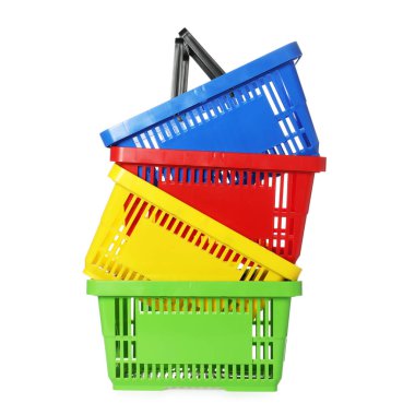 Beyaza izole edilmiş renkli alışveriş sepetleri yığını