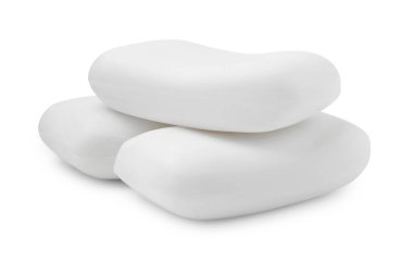 Beyaz üzerine izole edilmiş üç sabun çubuğu. Kişisel temizlik.