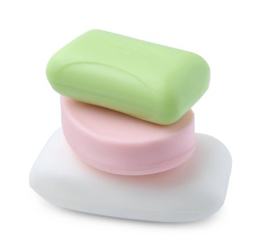 Beyaz üzerine izole edilmiş üç sabun çubuğu. Kişisel temizlik.