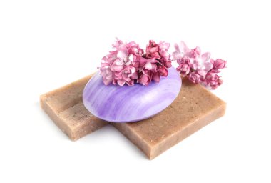 Sabun çubukları ve leylak çiçekleri izole edilmiş beyaz