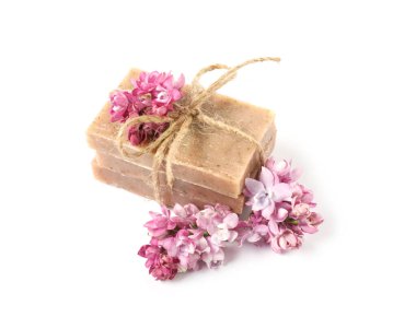 Sabun çubukları ve leylak çiçekleri izole edilmiş beyaz