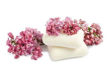 Sabun çubukları ve leylak çiçekleri izole edilmiş beyaz