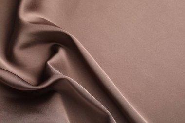 Arkaplan olarak buruşuk açık kahverengi ipek kumaş, üst görünüm