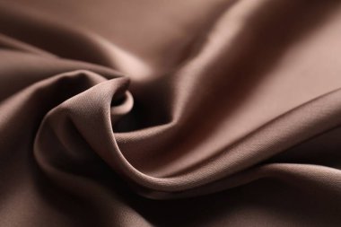 Arkaplan olarak buruşuk açık kahverengi ipek kumaş, yakın plan