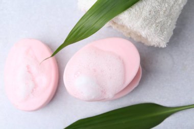 Beyaz masada köpüklü sabun çubukları, düz uzanmış.