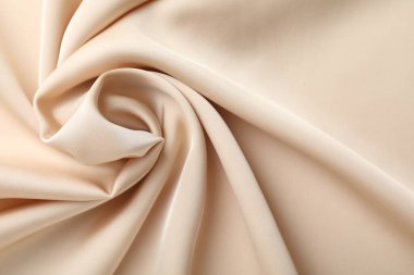 Arkaplan olarak buruşuk bej ipek kumaş, üst görünüm