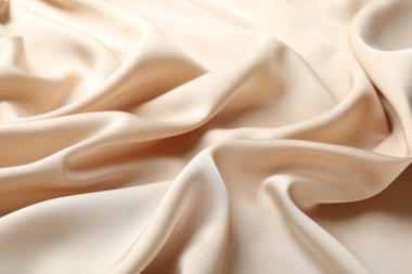 Arkaplan olarak buruşuk bej ipek kumaş, yakın plan