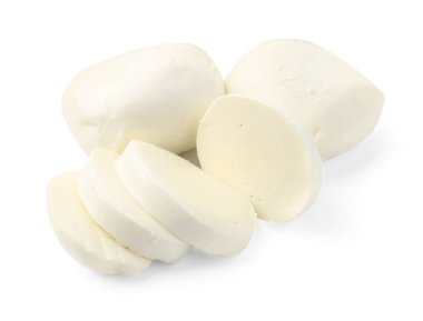 Mozarella peyniri parçaları beyaza izole edilmiş.