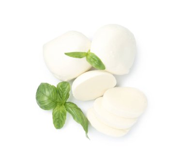 Mozzarella peyniri ve fesleğen parçaları beyaza izole edilmiş.