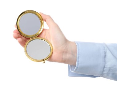 Beyaz arka planda açık cep aynası tutan kadın, yakın plan.